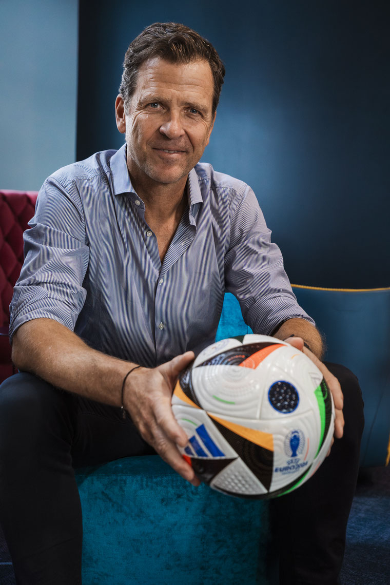 Foto von Ex-Fußballer Oliver Bierhoff mit Ball | Fotografin: Anne Hufnagl, Berlin
