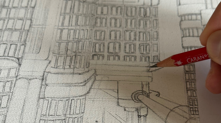 Detailaufnahme des Werks INERITIA, Bleistiftlinien auf Leinwand mit einer Hand, die am Motiv arbeitet.