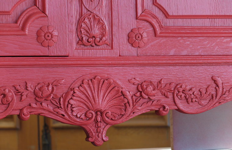 Enfilade en chêne massif, sculptée et travaillée à la main, elle a été décapée et laquée ton framboise