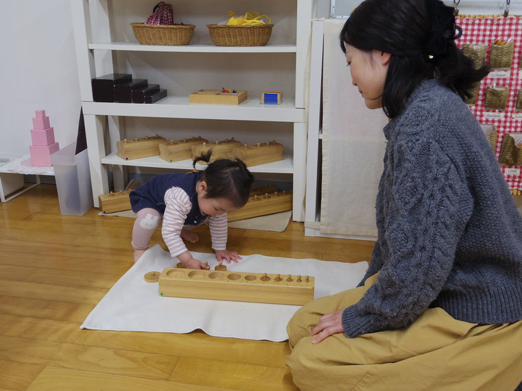 都市の幼児教室で、0・1歳児を温かく見守る保護者の様子