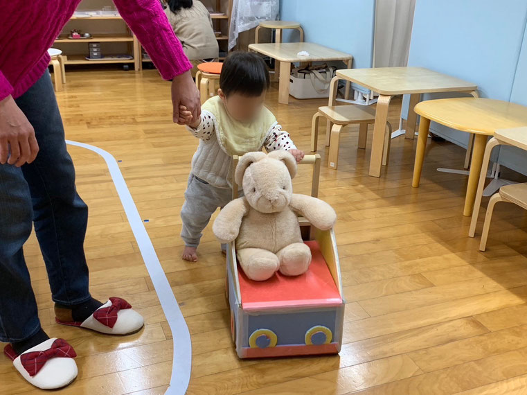 京都市の幼児教室で、保護者に見守られながら歩く0・1歳児の親子クラスの様子