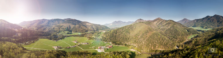 Fotografiert von einem Berg. Mit dem Quadcopter wurde über den Bäumen ein Panorama aufgenommen.