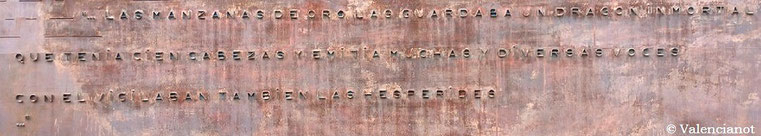 Las manzanas de oro las guarda un dragón inmortal que tenía cien cabezas y emitía muchas y diversas voces, con el vigilaban también las Hespérides