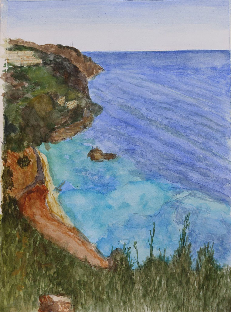 Acantilado sobre el mar con aguas turquesas y una cala escondida al pie de la roca.