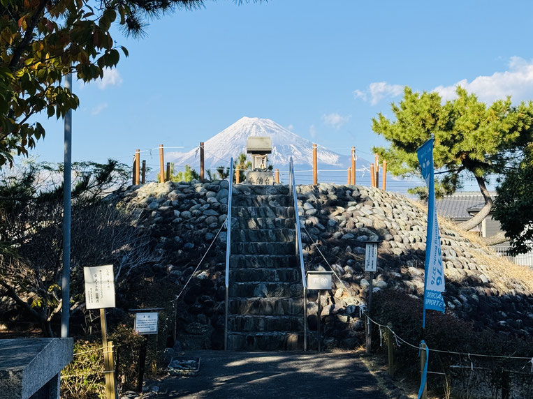 Mt. Fuji rising behind Suzukawa Fuji-zuka, a miniature Mt. Fuji mound in Fuji City.