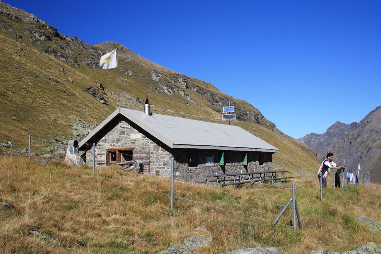 Cabane des Ecoulaies 2575 m
