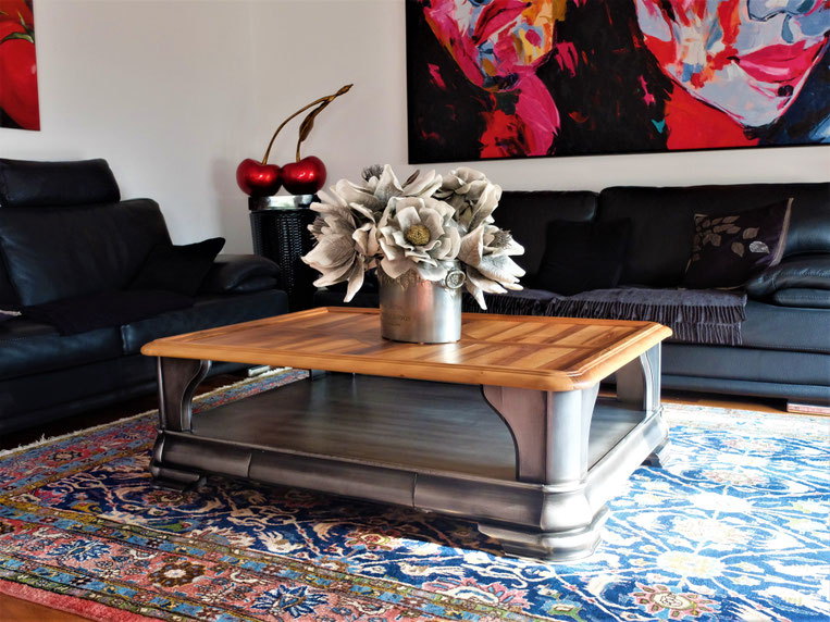 Table basse en noyer dont la partie inférieure a été métalisé