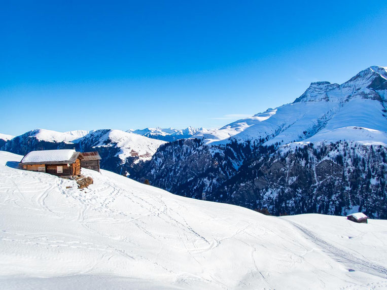 Schneeschuhwanderung Camana im Safiental in der Schweiz.