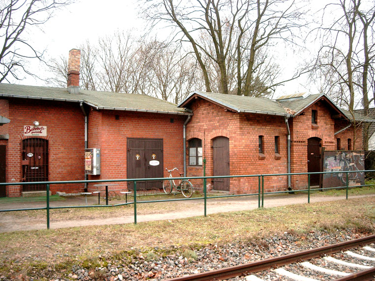 Das Nebengebäude mit Gaststätte (links) sowie Toiletten (rechts) im Jahre 2004 (Aufnahme Margit Mach, Zernsdorf)