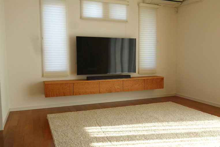 壁吊り式のシンプルTVボード(平塚市・S様邸)
