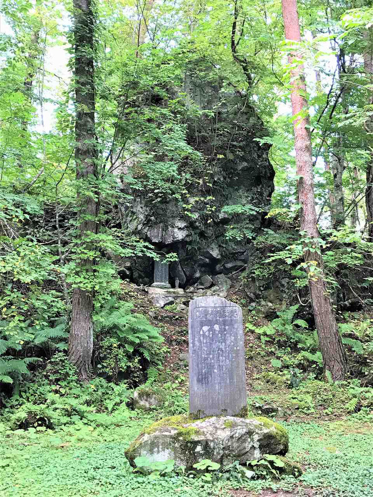 遠藤現夢の墓の周辺は開けています。