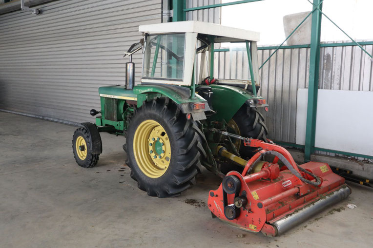 Unser Traktor mit Mähwerk in der Südhalle.