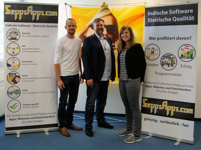 Alex und Sepp stehen mit Martin Seliger CEO von Rollupdruck24.at zwischen den druckfrischen Rollups, die sie bei der Freunde Aktion gewonnen haben.