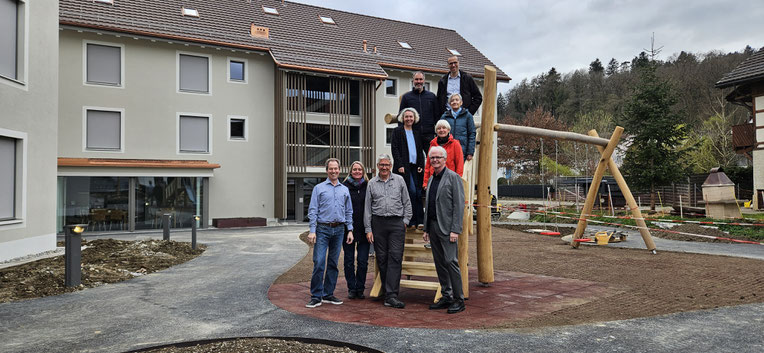 Schlüsselübergabe mit den Architekten Susanne & Rico Ruder-Locher und der Bauleitung Jrene & André Duft