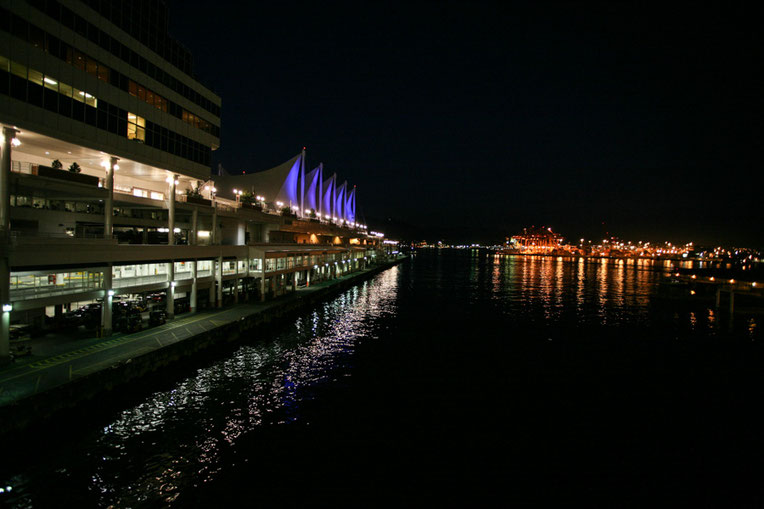 Nachts ist der Kreuzfahrt-Terminal (links) verwaist. Rechts leuchtet der Container-Terminal.