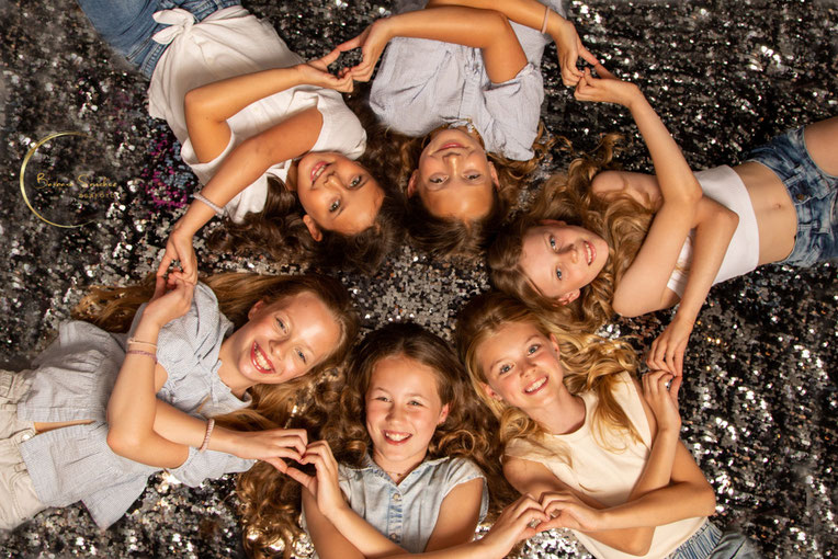 Origineel kinderfeestje met fotoshoot in Oosterhout – meisjes vieren hun verjaardag als echte fotomodellen in een fotostudio