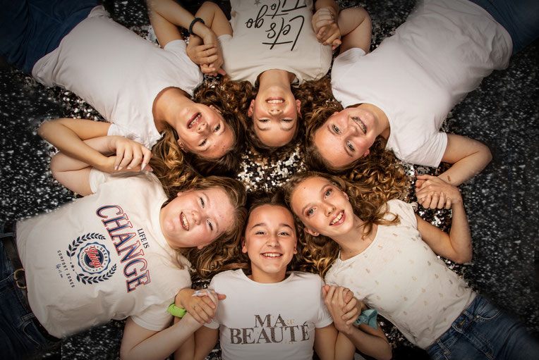 Glamour kinderfeest fotoshoot in Oosterhout en omgeving Breda – meisjes genieten van een make-up party en fotosessie.