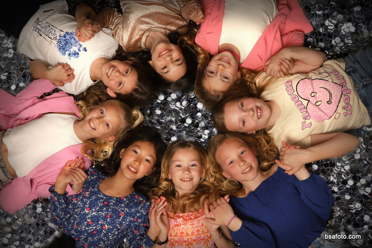 Kinderen lachen tijdens kinderfeestje fotoshoot in studio – professioneel fotofeest verjaardag.