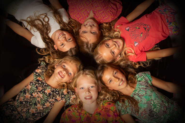 Kinderfeestje fotoshoot in Breda met make-up party en professionele kinderfotografie voor vriendinnen