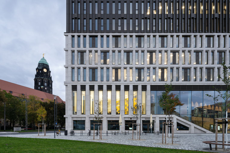 Exterieur, met avondlicht van het Stadtforum Dresden, ontworpen door Barcode Architects en Tchoban Voss Architekten