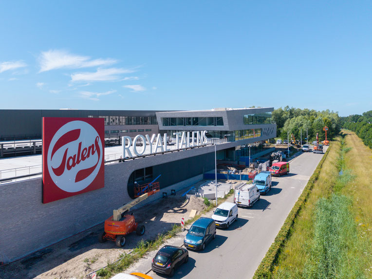 Exterieur, drone-opname van de bouw van het kantoorpand en fabriek van verf en tekenbenodigdheden van Royal Talens in Apeldoorn. Ontworpen door Bronsvoort en Blaak Architecten en gebouwd door Pleijsierbouw uit Genemuiden  