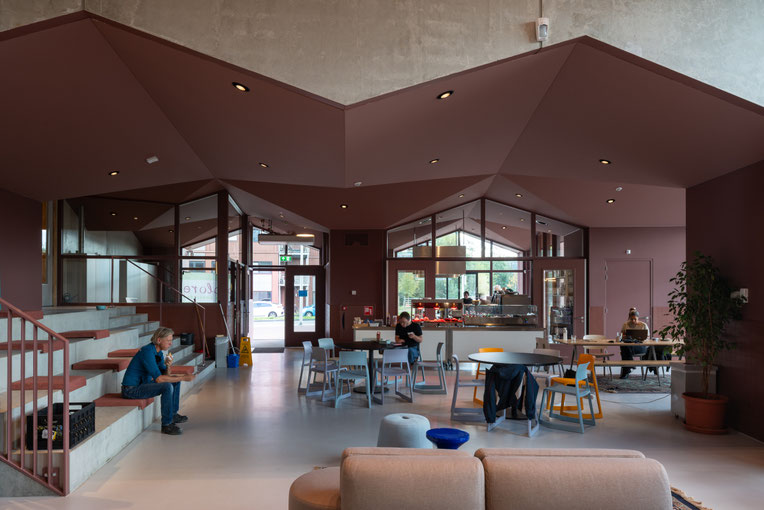 Exterieur, drone-opname en in Amsterdam. Ontworpen door Art Hoksbergen Architecten. Gebouwd door Hegeman Bouw & Infra