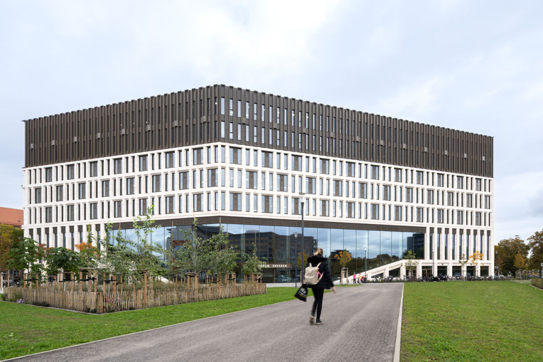 Exterieur van het Stadtforum Dresden, ontworpen door Barcode Architects en Tchoban Voss Architekten