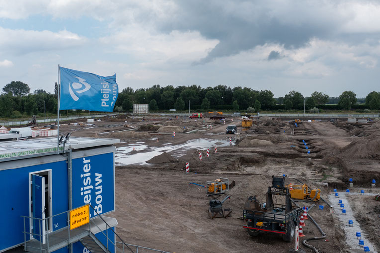 Exterieur, drone-opname van de bouw van het kantoorpand en fabriek van verf en tekenbenodigdheden van Royal Talens in Apeldoorn. Ontworpen door Bronsvoort en Blaak Architecten en gebouwd door Pleijsierbouw uit Genemuiden  