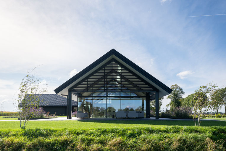 Exterieur, drone-opname van een woonhuis in Dalmsholte Overijssel. Het merendeel van het ontwerp is van de eigenaar. De foto's zijn gemaakt in opdracht van Metaglas