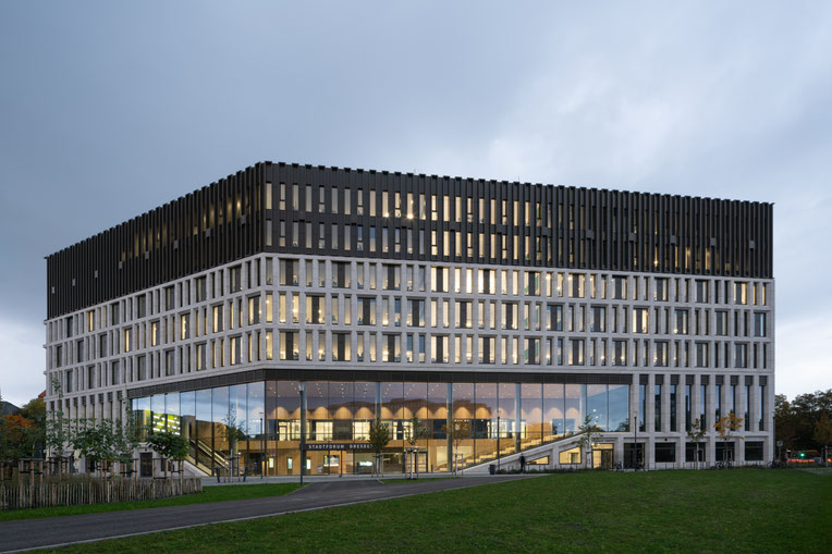 Exterieur met avondlicht van het Stadtforum Dresden, ontworpen door Barcode Architects en Tchoban Voss Architekten