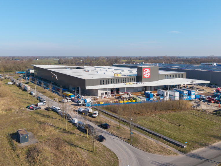 Exterieur, drone-opname van de bouw van het kantoorpand en fabriek van verf en tekenbenodigdheden van Royal Talens in Apeldoorn. Ontworpen door Bronsvoort en Blaak Architecten en gebouwd door Pleijsierbouw uit Genemuiden  