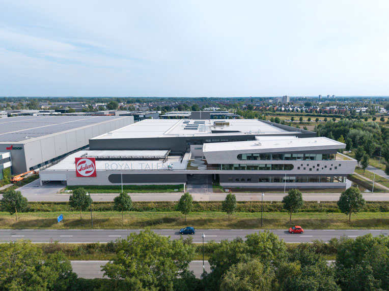 Exterieur, drone-opname van de bouw van het kantoorpand en fabriek van verf en tekenbenodigdheden van Royal Talens in Apeldoorn. Ontworpen door Bronsvoort en Blaak Architecten en gebouwd door Pleijsierbouw uit Genemuiden  