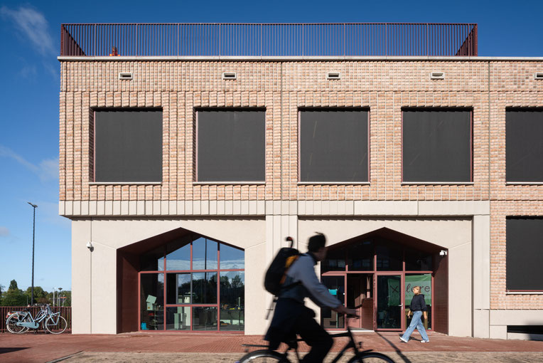 Exterieur, drone-opname en in Amsterdam. Ontworpen door Art Hoksbergen Architecten. Gebouwd door Hegeman Bouw & Infra