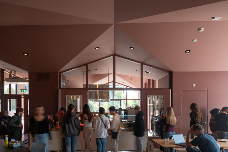 Exterieur, drone-opname en in Amsterdam. Ontworpen door Art Hoksbergen Architecten. Gebouwd door Hegeman Bouw & Infra