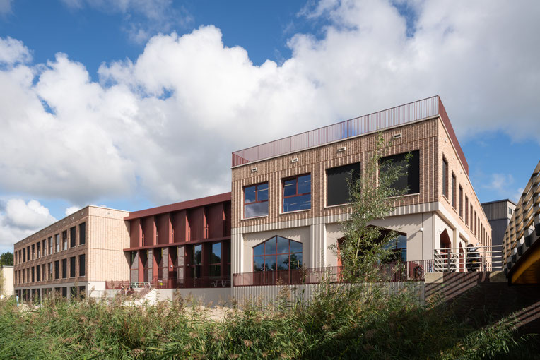 Exterieur, drone-opname en in Amsterdam. Ontworpen door Art Hoksbergen Architecten. Gebouwd door Hegeman Bouw & Infra