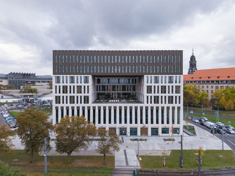 Exterieur, drone-opname van het Stadtforum Dresden, ontworpen door Barcode Architects en Tchoban Voss Architekten