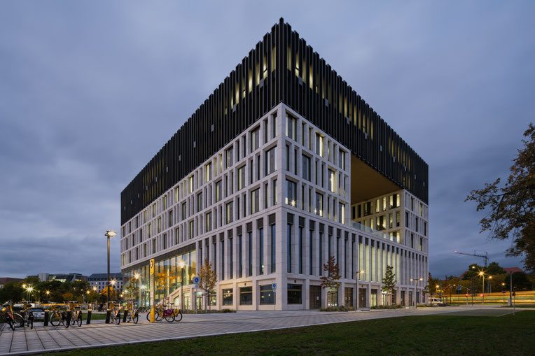 Exterieur, met avondlicht van het Stadtforum Dresden, ontworpen door Barcode Architects en Tchoban Voss Architekten