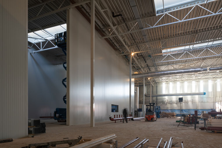 Exterieur, drone-opname van de bouw van het kantoorpand en fabriek van verf en tekenbenodigdheden van Royal Talens in Apeldoorn. Ontworpen door Bronsvoort en Blaak Architecten en gebouwd door Pleijsierbouw uit Genemuiden  