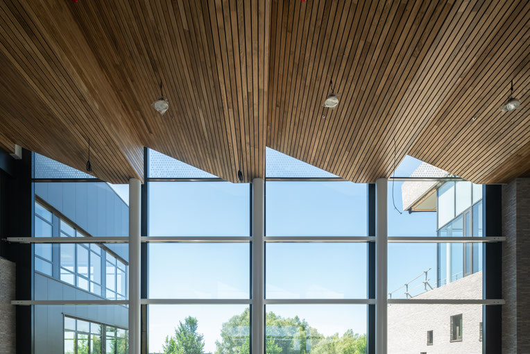 Exterieur, drone-opname van de bouw van het kantoorpand en fabriek van verf en tekenbenodigdheden van Royal Talens in Apeldoorn. Ontworpen door Bronsvoort en Blaak Architecten en gebouwd door Pleijsierbouw uit Genemuiden  