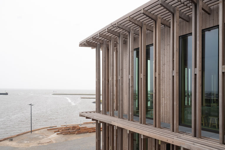 Exterieur, opname van het WEC Wereld Erfgoed Centrum in Lauwersoog, ontworpen door Dorte Mandrup