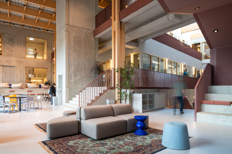 Exterieur, drone-opname en in Amsterdam. Ontworpen door Art Hoksbergen Architecten. Gebouwd door Hegeman Bouw & Infra