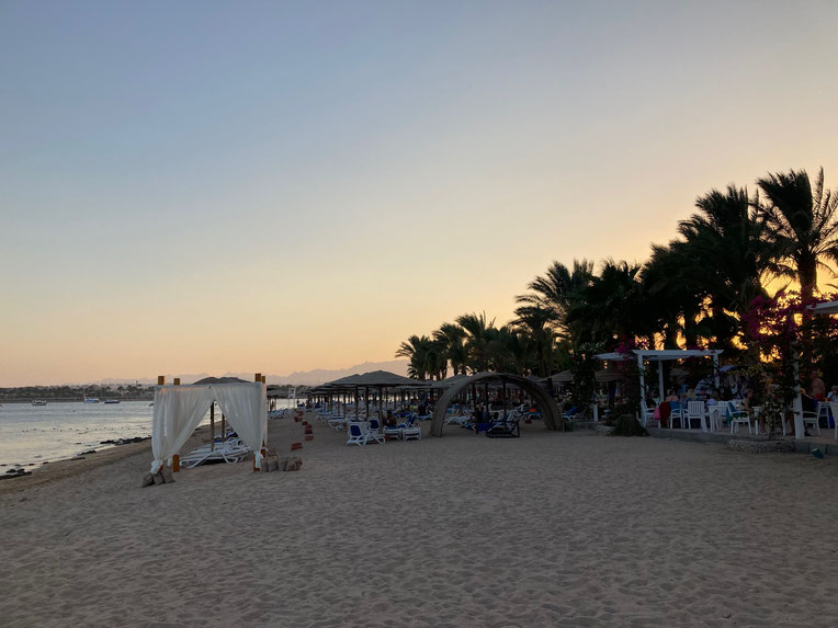 Am Strand von Makadi Bay entspannte der Autor während es in der Heimat brodelte