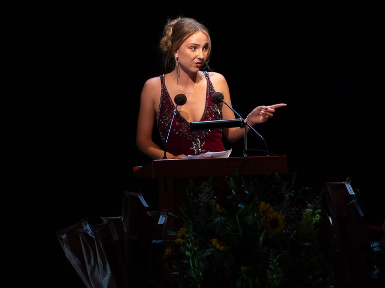 Maturandin Emylou Johann hält ihre Rede am Podium bei der Maturafeier 2026 der Kantonsschule Reussbühl.