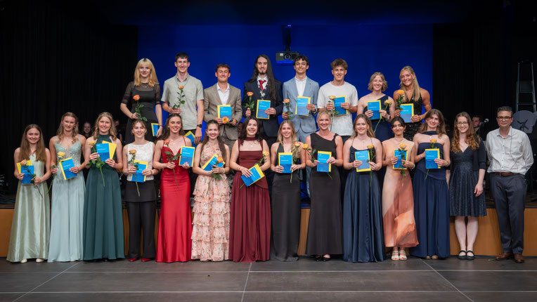 Gruppenbild der Maturitätsklasse T21 des Gymnasium Plus der Kantonsschule Schüpfheim mit Lehrpersonen bei der Maturafeier 2026.