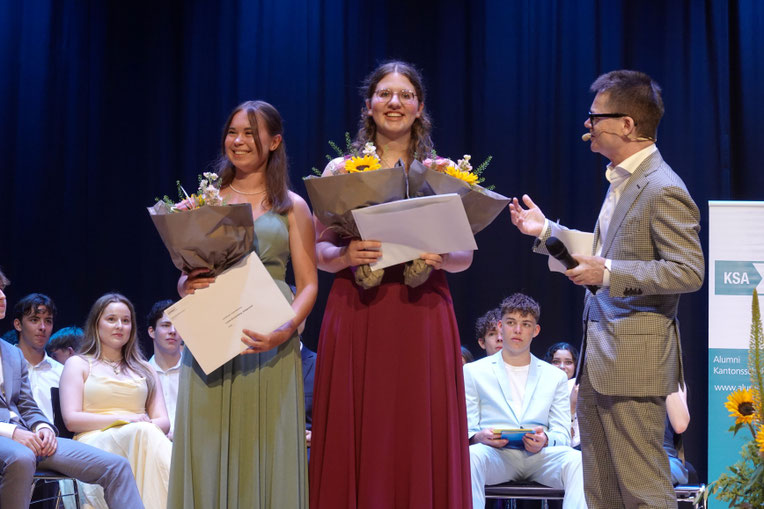 Stefan_Graber_Rektor_Kantonsschule_Alpenquai_auf_Buehne_mit_Luana_Kronenberg_Anna_Loetscher_zweitbester_Maturaabschluss_Kantonsschule_Alpenquai