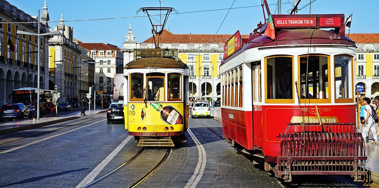bunte alte Straßenbahnen in Lissabon