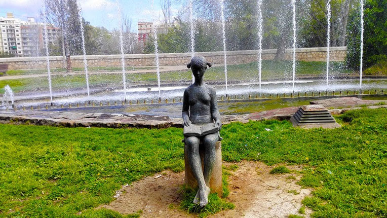 La "Fuente de la Niña de las Coletas" en Valencia es una escultura en bronce de una joven sentada con dos coletas, creada por el artista valenciano José Esteve Edo.