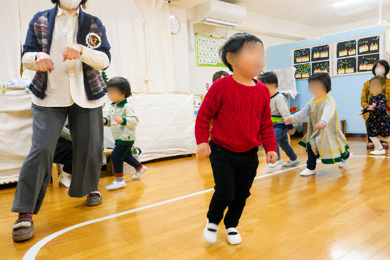 京都市の幼児教室バンビーニクレアーレで、リトミックに取り組む子どもたちの様子