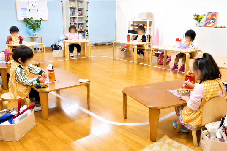 京都市の幼児教室バンビーニクレアーレで、お弁当を食べる2歳児クラスの様子