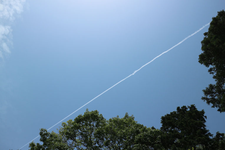 京都市下京区四条烏丸の心療内科、女医のいるメンタルクリニック、空と飛行機雲